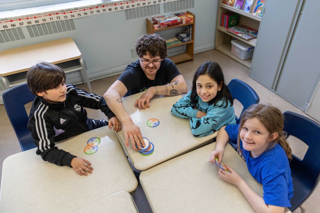 élèves en atelier de soutien scolaire à Je Passe Partout